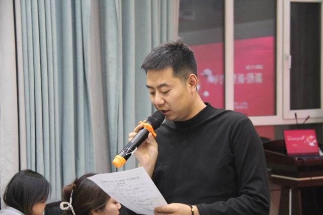 男人在吃东西 AI 生成的内容可能不正确。